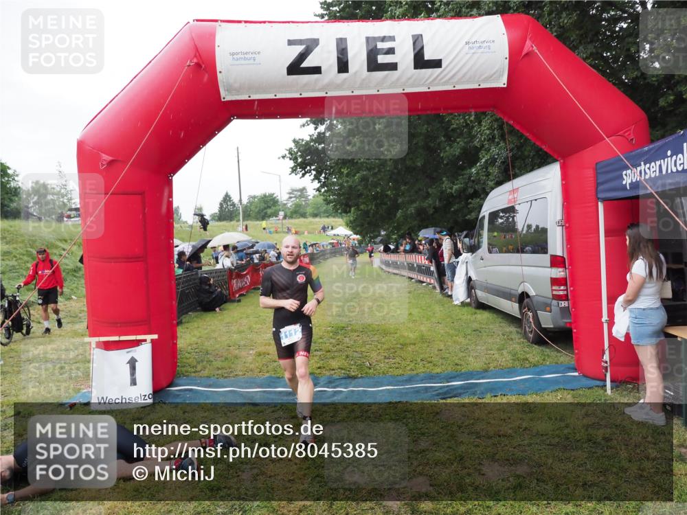 21.06.2025 - 27. Vierlanden-Triathlon MichiJ http://msf.ph/oto/8045385 15.06.2026 13:52:16 Ziel 1112 meine-sportfotos.de