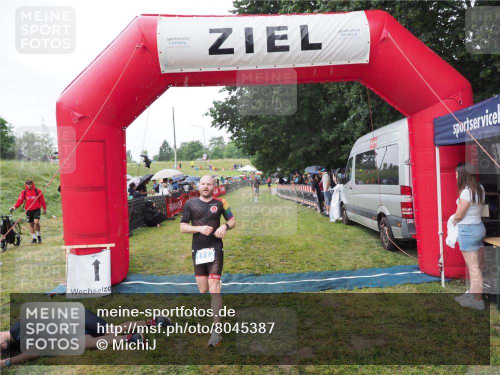 21.06.2025 - 27. Vierlanden-Triathlon MichiJ http://msf.ph/oto/8045387 15.06.2026 13:52:16 Ziel 1112 meine-sportfotos.de