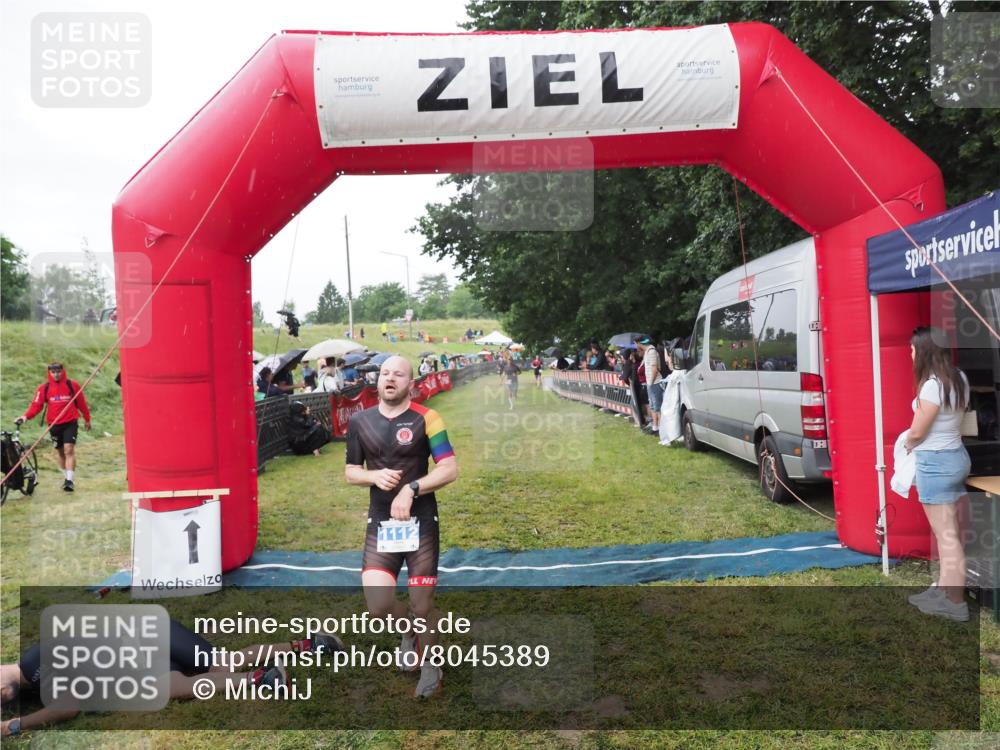 21.06.2025 - 27. Vierlanden-Triathlon MichiJ http://msf.ph/oto/8045389 15.06.2026 13:52:16 Ziel 1112 meine-sportfotos.de
