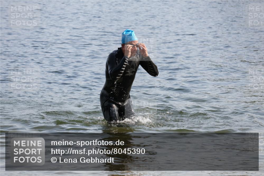 15.06.2025 - 27. Vierlanden-Triathlon Lena Gebhardt http://msf.ph/oto/8045390 15.06.2025 08:39:27 Schwimmen 132, 168 meine-sportfotos.de
