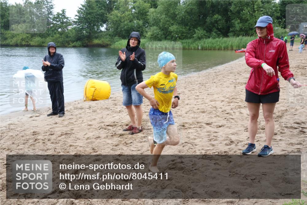 21.06.2025 - 27. Vierlanden-Triathlon Lena Gebhardt http://msf.ph/oto/8045411 15.06.2025 14:47:37 Schwimmen 1334 meine-sportfotos.de