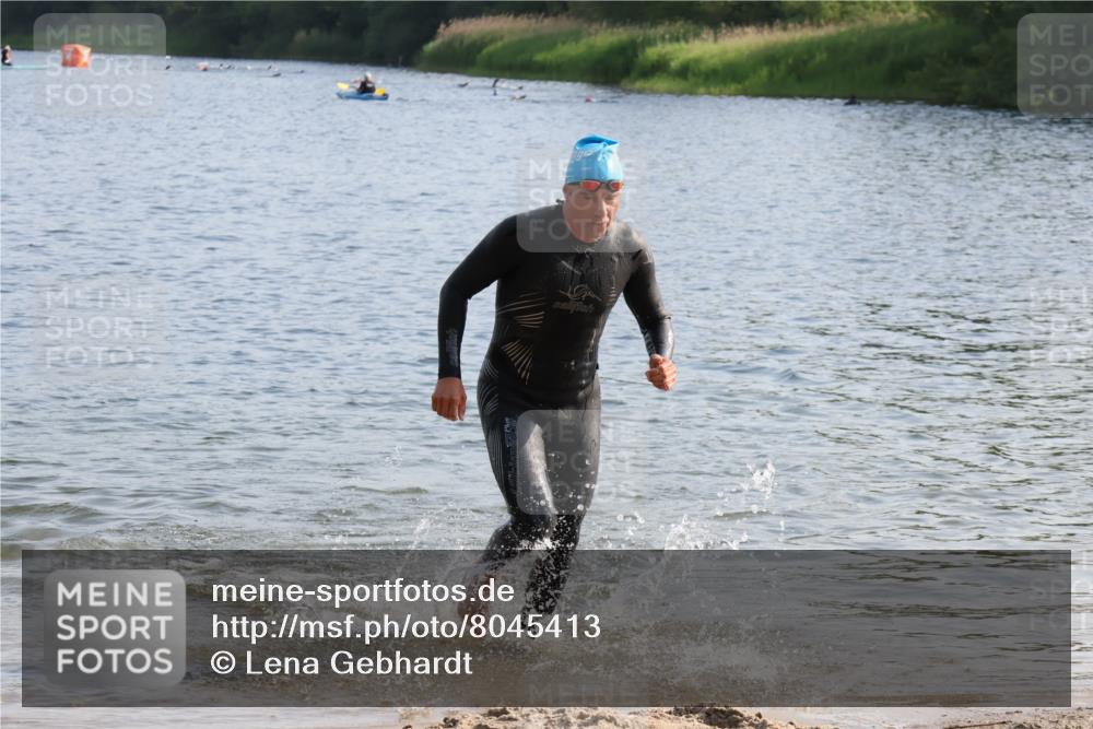 15.06.2025 - 27. Vierlanden-Triathlon Lena Gebhardt http://msf.ph/oto/8045413 15.06.2025 08:39:31 Schwimmen 168 meine-sportfotos.de