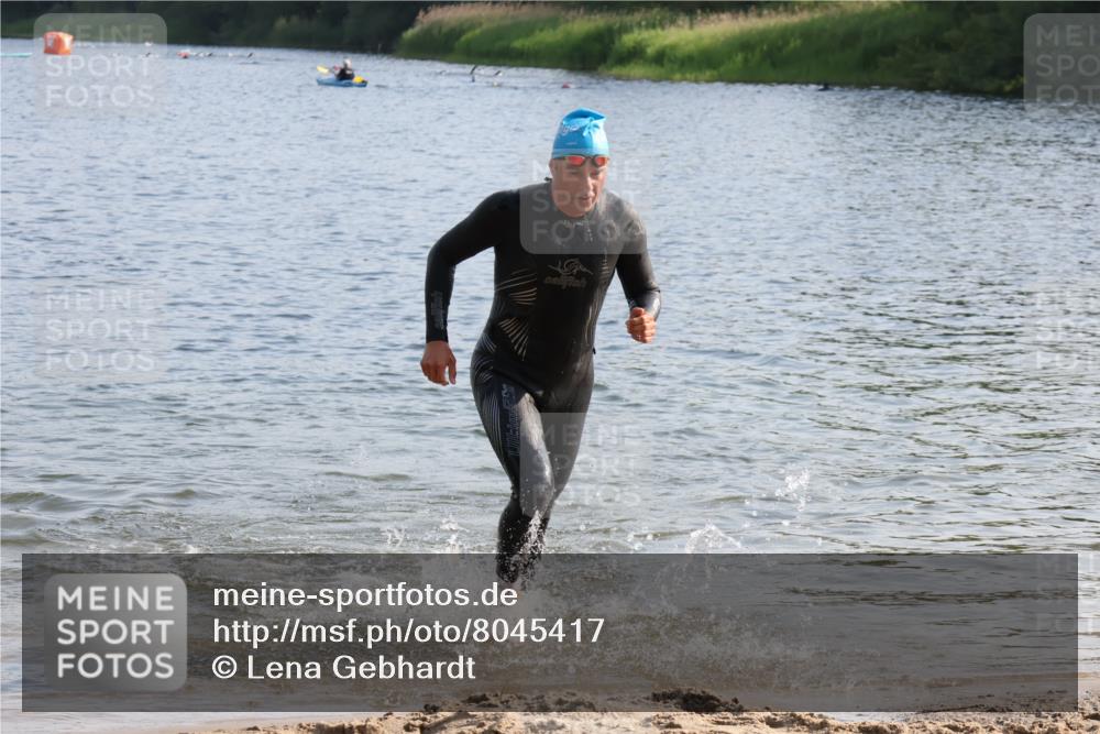 15.06.2025 - 27. Vierlanden-Triathlon Lena Gebhardt http://msf.ph/oto/8045417 15.06.2025 08:39:31 Schwimmen 168 meine-sportfotos.de