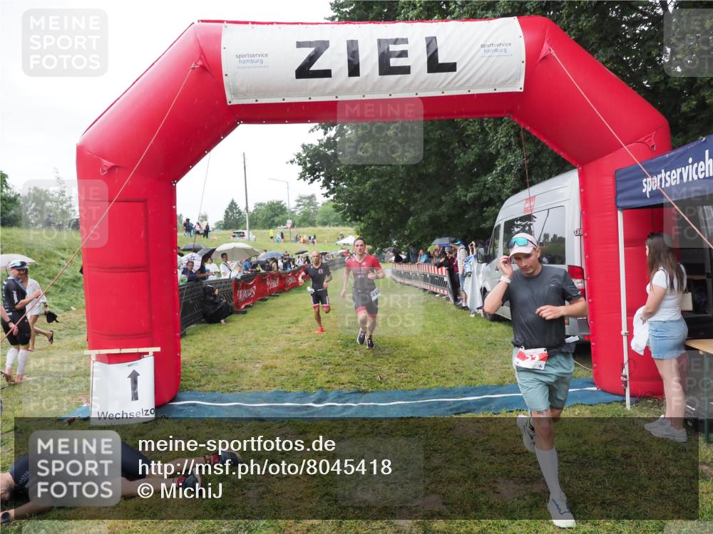 21.06.2025 - 27. Vierlanden-Triathlon MichiJ http://msf.ph/oto/8045418 15.06.2026 13:52:22 Ziel 23, 1112, 1117, 1163 meine-sportfotos.de