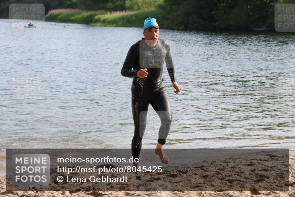 15.06.2025 - 27. Vierlanden-Triathlon Lena Gebhardt http://msf.ph/oto/8045425 15.06.2025 08:39:32 Schwimmen 168 meine-sportfotos.de