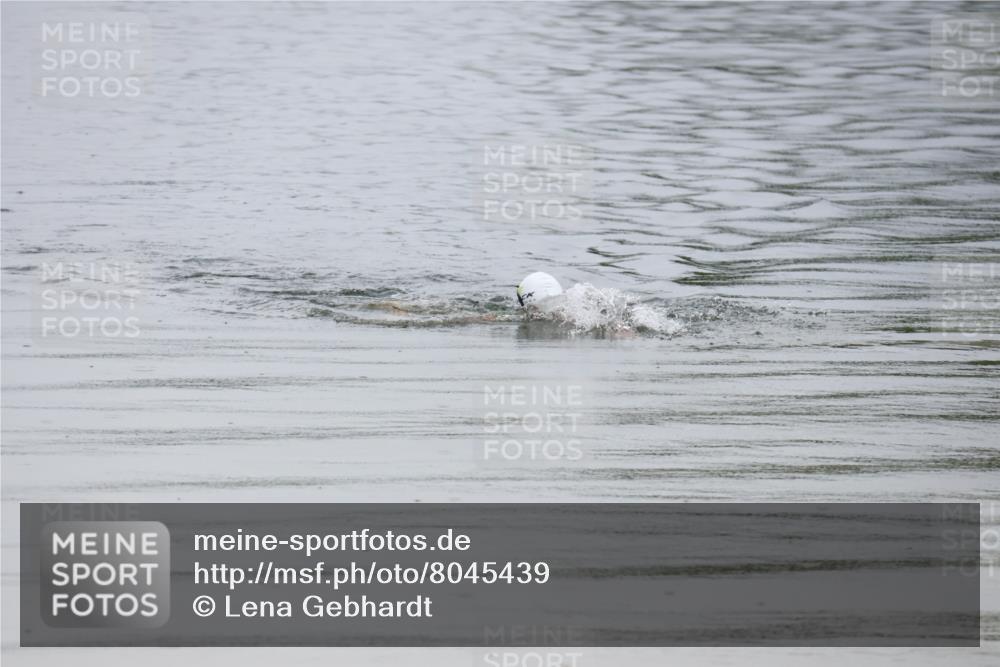 21.06.2025 - 27. Vierlanden-Triathlon Lena Gebhardt http://msf.ph/oto/8045439 15.06.2025 14:50:37 Schwimmen  meine-sportfotos.de