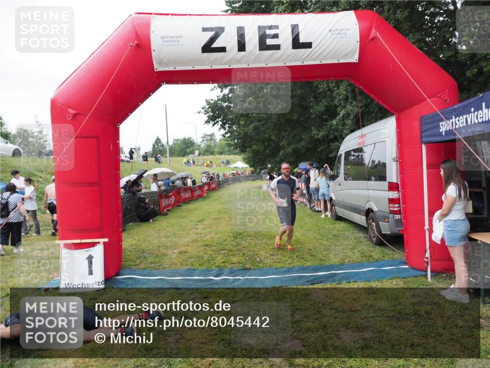 21.06.2025 - 27. Vierlanden-Triathlon MichiJ http://msf.ph/oto/8045442 15.06.2026 13:52:31 Ziel 776 meine-sportfotos.de