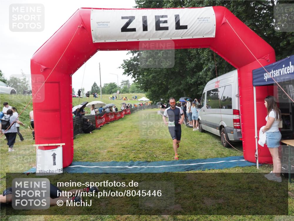 21.06.2025 - 27. Vierlanden-Triathlon MichiJ http://msf.ph/oto/8045446 15.06.2026 13:52:31 Ziel 776 meine-sportfotos.de