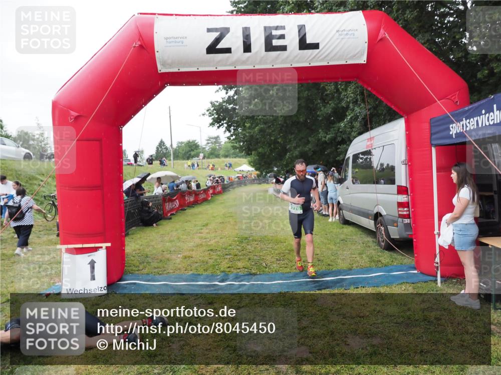 21.06.2025 - 27. Vierlanden-Triathlon MichiJ http://msf.ph/oto/8045450 15.06.2026 13:52:31 Ziel 776 meine-sportfotos.de