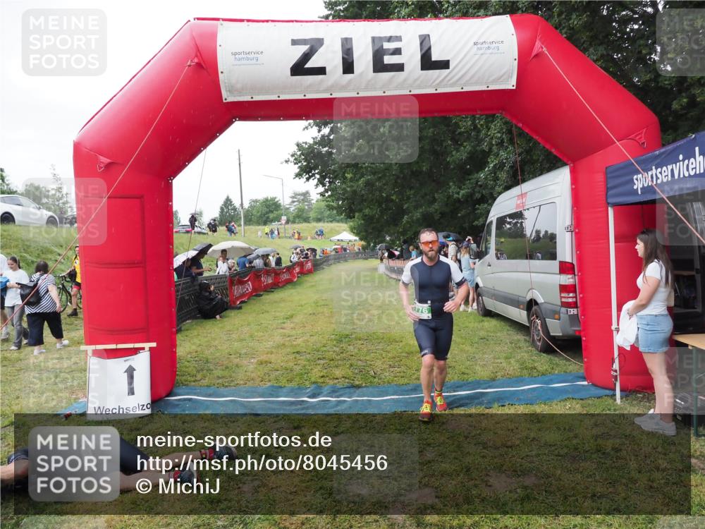 21.06.2025 - 27. Vierlanden-Triathlon MichiJ http://msf.ph/oto/8045456 15.06.2026 13:52:32 Ziel 776 meine-sportfotos.de