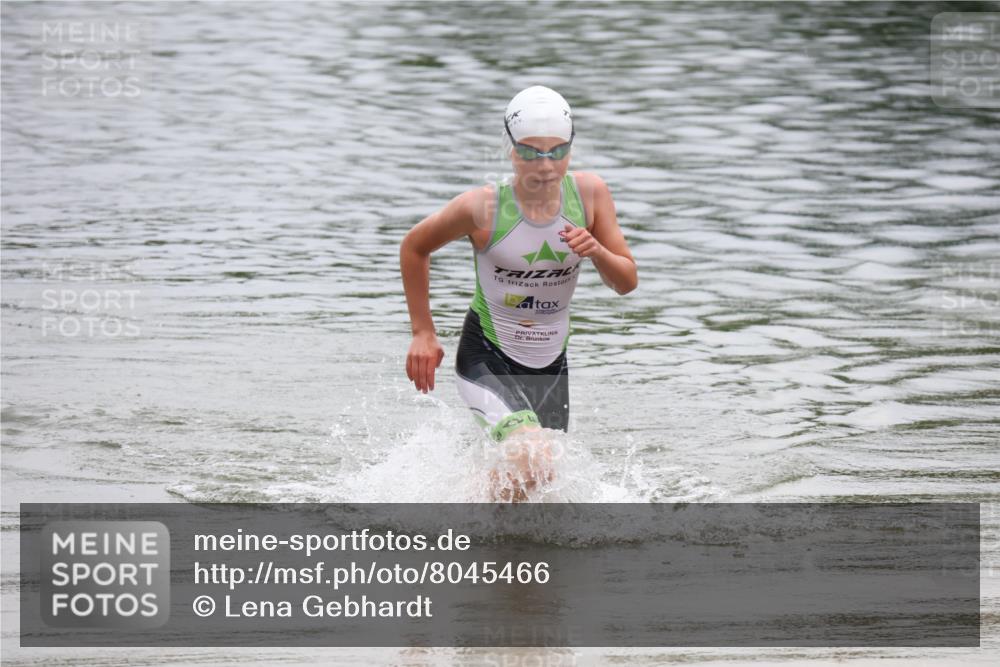 21.06.2025 - 27. Vierlanden-Triathlon Lena Gebhardt http://msf.ph/oto/8045466 15.06.2025 14:50:44 Schwimmen  meine-sportfotos.de