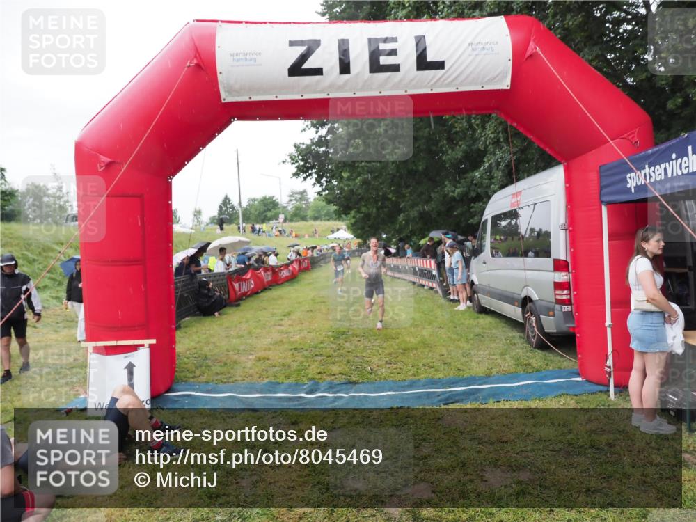 21.06.2025 - 27. Vierlanden-Triathlon MichiJ http://msf.ph/oto/8045469 15.06.2026 13:52:41 Ziel 1123, 1140 meine-sportfotos.de