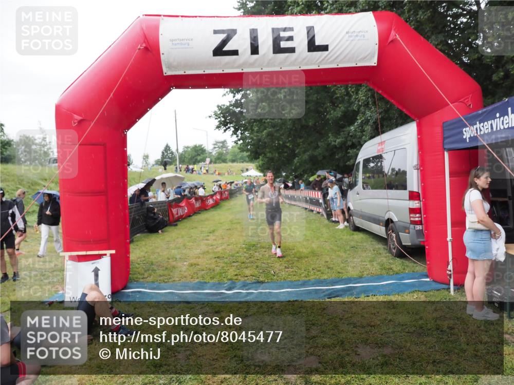 21.06.2025 - 27. Vierlanden-Triathlon MichiJ http://msf.ph/oto/8045477 15.06.2026 13:52:42 Ziel 1123, 1140 meine-sportfotos.de