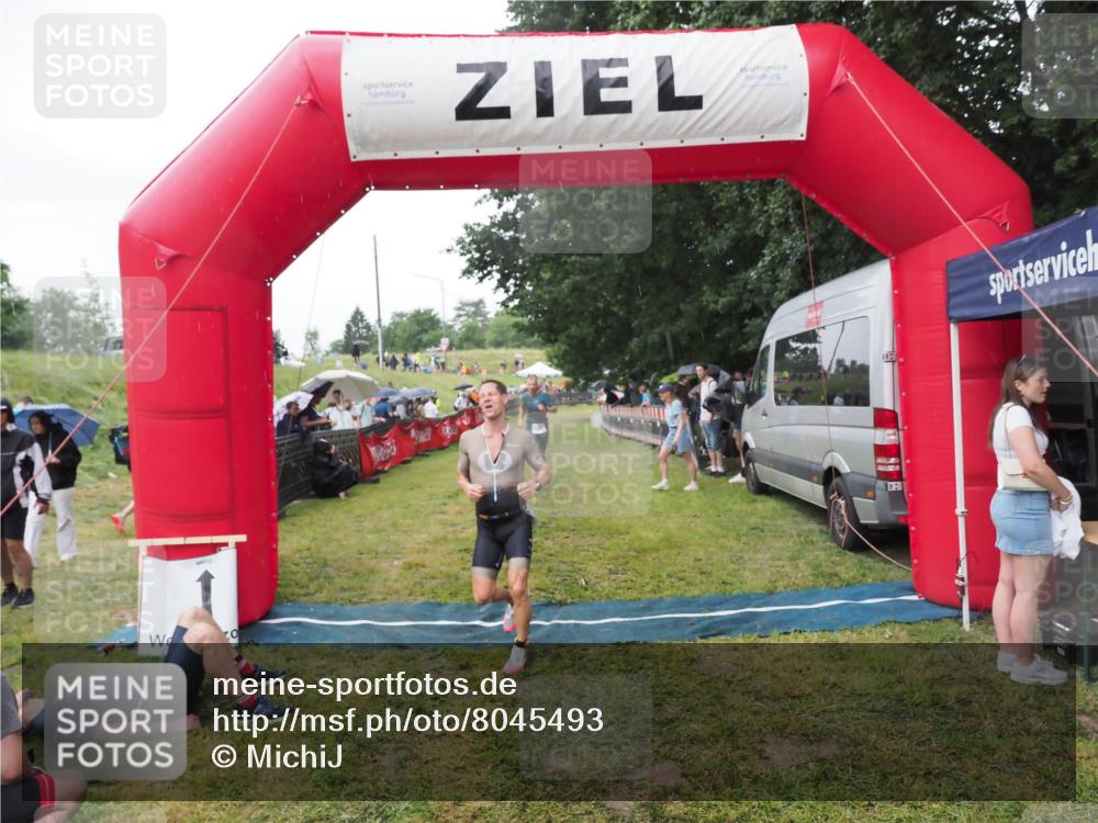 21.06.2025 - 27. Vierlanden-Triathlon MichiJ http://msf.ph/oto/8045493 15.06.2026 13:52:43 Ziel 1123, 1140 meine-sportfotos.de