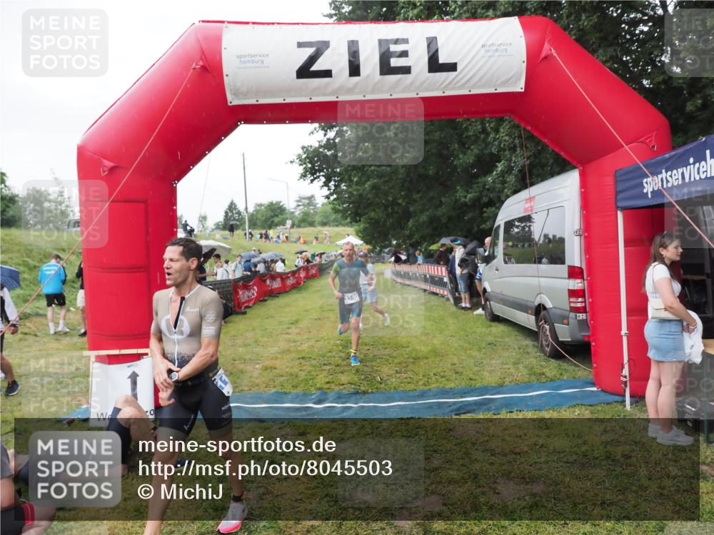 21.06.2025 - 27. Vierlanden-Triathlon MichiJ http://msf.ph/oto/8045503 15.06.2026 13:52:44 Ziel 1123, 1140 meine-sportfotos.de