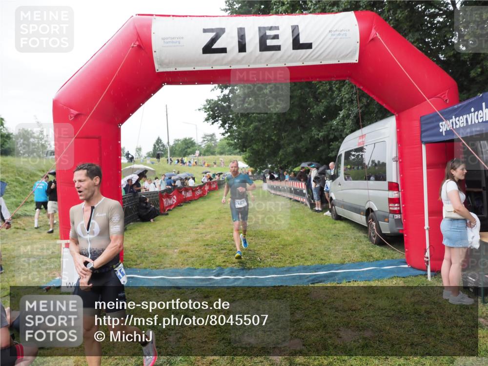 21.06.2025 - 27. Vierlanden-Triathlon MichiJ http://msf.ph/oto/8045507 15.06.2026 13:52:44 Ziel 1123, 1140 meine-sportfotos.de