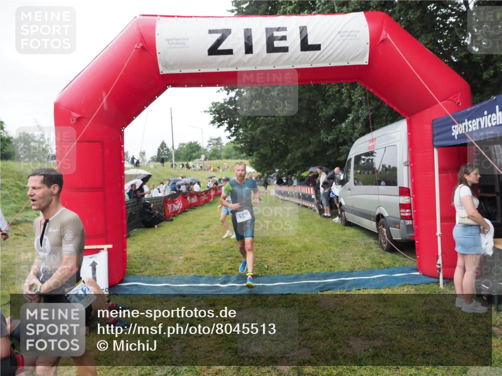 21.06.2025 - 27. Vierlanden-Triathlon MichiJ http://msf.ph/oto/8045513 15.06.2026 13:52:45 Ziel 1123, 1140 meine-sportfotos.de