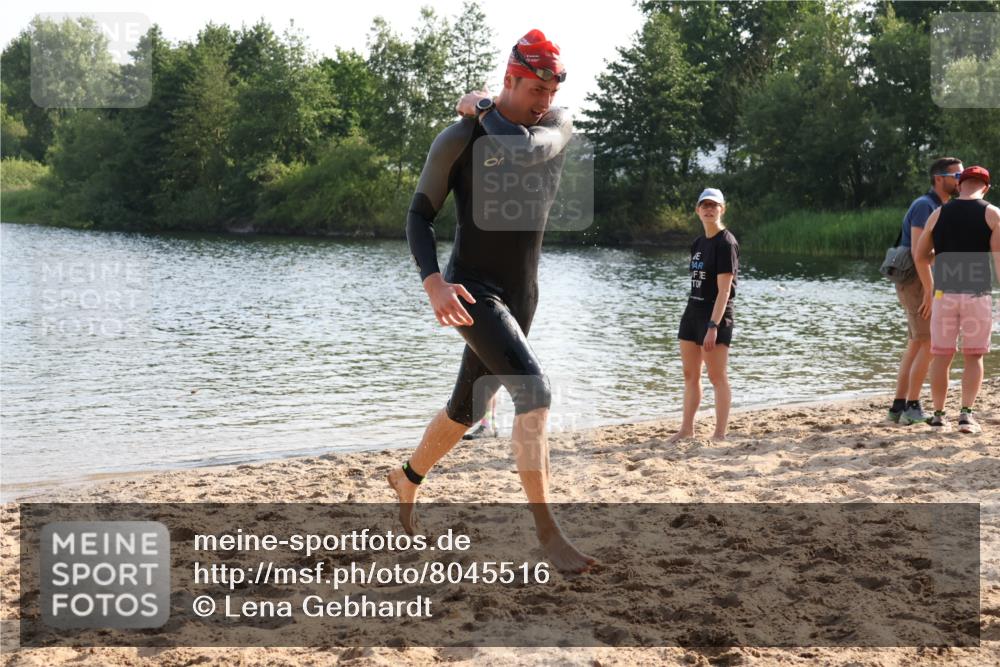 15.06.2025 - 27. Vierlanden-Triathlon Lena Gebhardt http://msf.ph/oto/8045516 15.06.2025 08:39:44 Schwimmen 59 meine-sportfotos.de