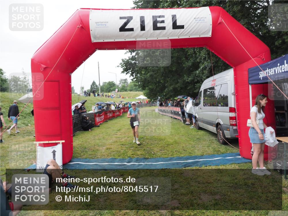 21.06.2025 - 27. Vierlanden-Triathlon MichiJ http://msf.ph/oto/8045517 15.06.2026 13:52:50 Ziel 913, 1140 meine-sportfotos.de