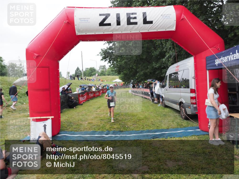 21.06.2025 - 27. Vierlanden-Triathlon MichiJ http://msf.ph/oto/8045519 15.06.2026 13:52:50 Ziel 913, 1140 meine-sportfotos.de