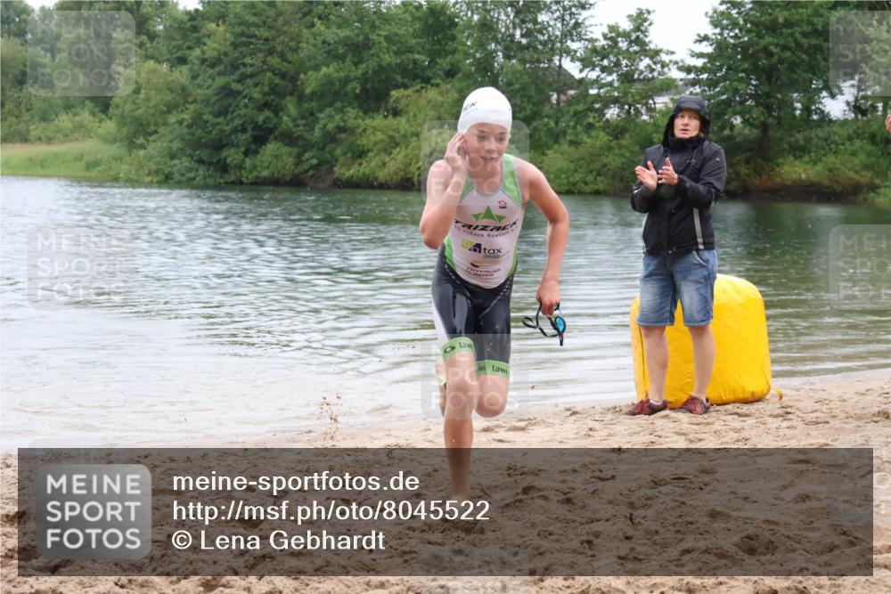 21.06.2025 - 27. Vierlanden-Triathlon Lena Gebhardt http://msf.ph/oto/8045522 15.06.2025 14:50:48 Schwimmen  meine-sportfotos.de