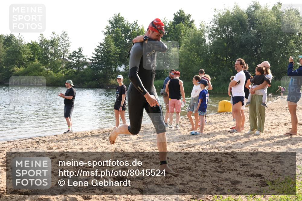 15.06.2025 - 27. Vierlanden-Triathlon Lena Gebhardt http://msf.ph/oto/8045524 15.06.2025 08:39:44 Schwimmen 59 meine-sportfotos.de