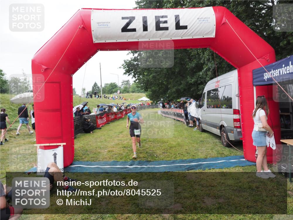 21.06.2025 - 27. Vierlanden-Triathlon MichiJ http://msf.ph/oto/8045525 15.06.2026 13:52:50 Ziel 913, 1140 meine-sportfotos.de