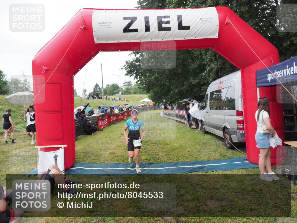 21.06.2025 - 27. Vierlanden-Triathlon MichiJ http://msf.ph/oto/8045533 15.06.2026 13:52:51 Ziel 913, 1140 meine-sportfotos.de