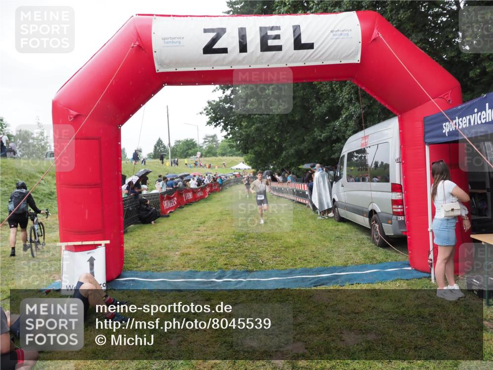 21.06.2025 - 27. Vierlanden-Triathlon MichiJ http://msf.ph/oto/8045539 15.06.2026 13:53:05 Ziel 1130, 1161 meine-sportfotos.de