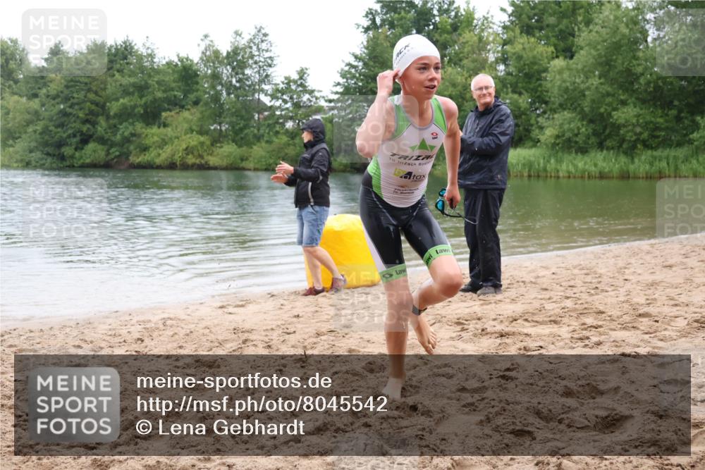 21.06.2025 - 27. Vierlanden-Triathlon Lena Gebhardt http://msf.ph/oto/8045542 15.06.2025 14:50:48 Schwimmen  meine-sportfotos.de