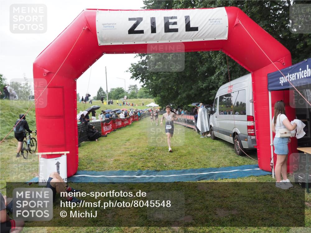 21.06.2025 - 27. Vierlanden-Triathlon MichiJ http://msf.ph/oto/8045548 15.06.2026 13:53:05 Ziel 1130, 1161 meine-sportfotos.de