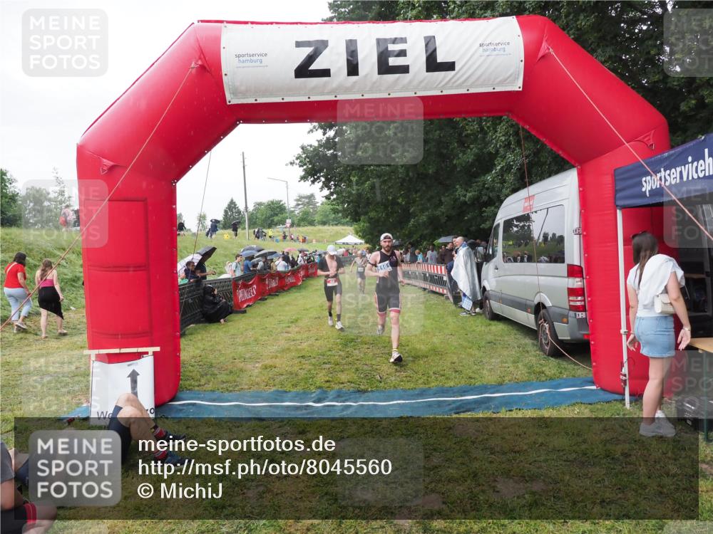 21.06.2025 - 27. Vierlanden-Triathlon MichiJ http://msf.ph/oto/8045560 15.06.2026 13:53:09 Ziel 48, 1128, 1130, 1161 meine-sportfotos.de