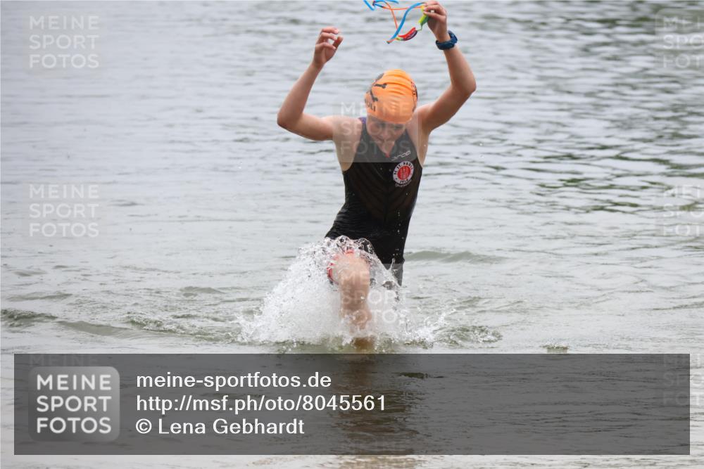 21.06.2025 - 27. Vierlanden-Triathlon Lena Gebhardt http://msf.ph/oto/8045561 15.06.2025 14:50:52 Schwimmen  meine-sportfotos.de