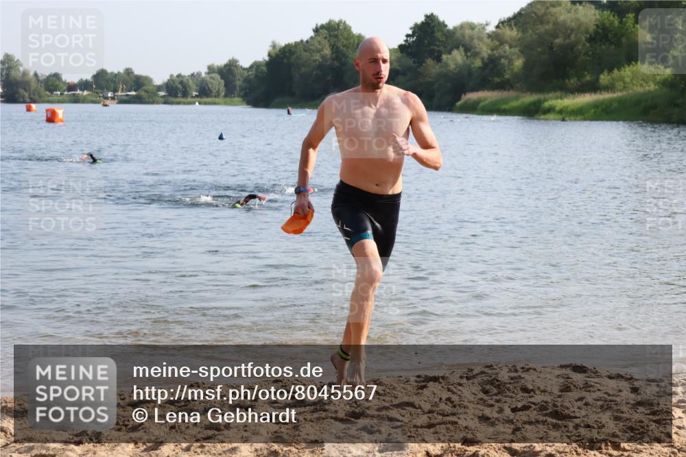 15.06.2025 - 27. Vierlanden-Triathlon Lena Gebhardt http://msf.ph/oto/8045567 15.06.2025 08:39:55 Schwimmen 3 meine-sportfotos.de