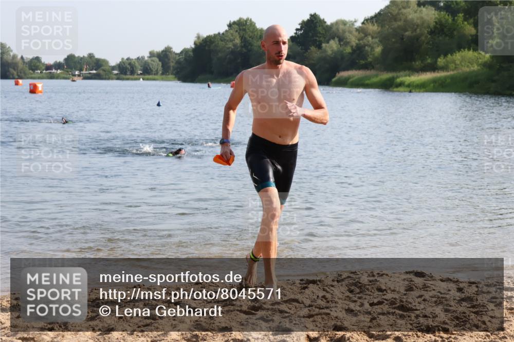 15.06.2025 - 27. Vierlanden-Triathlon Lena Gebhardt http://msf.ph/oto/8045571 15.06.2025 08:39:55 Schwimmen 3 meine-sportfotos.de