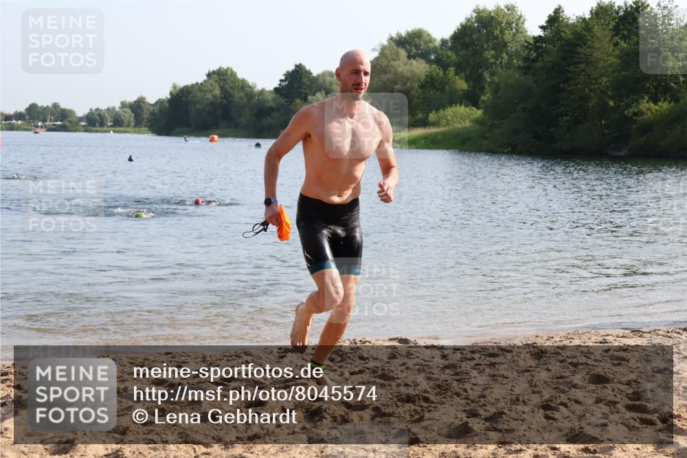 15.06.2025 - 27. Vierlanden-Triathlon Lena Gebhardt http://msf.ph/oto/8045574 15.06.2025 08:39:55 Schwimmen 3 meine-sportfotos.de