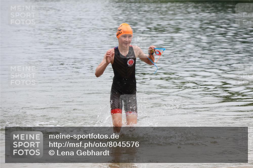 21.06.2025 - 27. Vierlanden-Triathlon Lena Gebhardt http://msf.ph/oto/8045576 15.06.2025 14:50:53 Schwimmen  meine-sportfotos.de