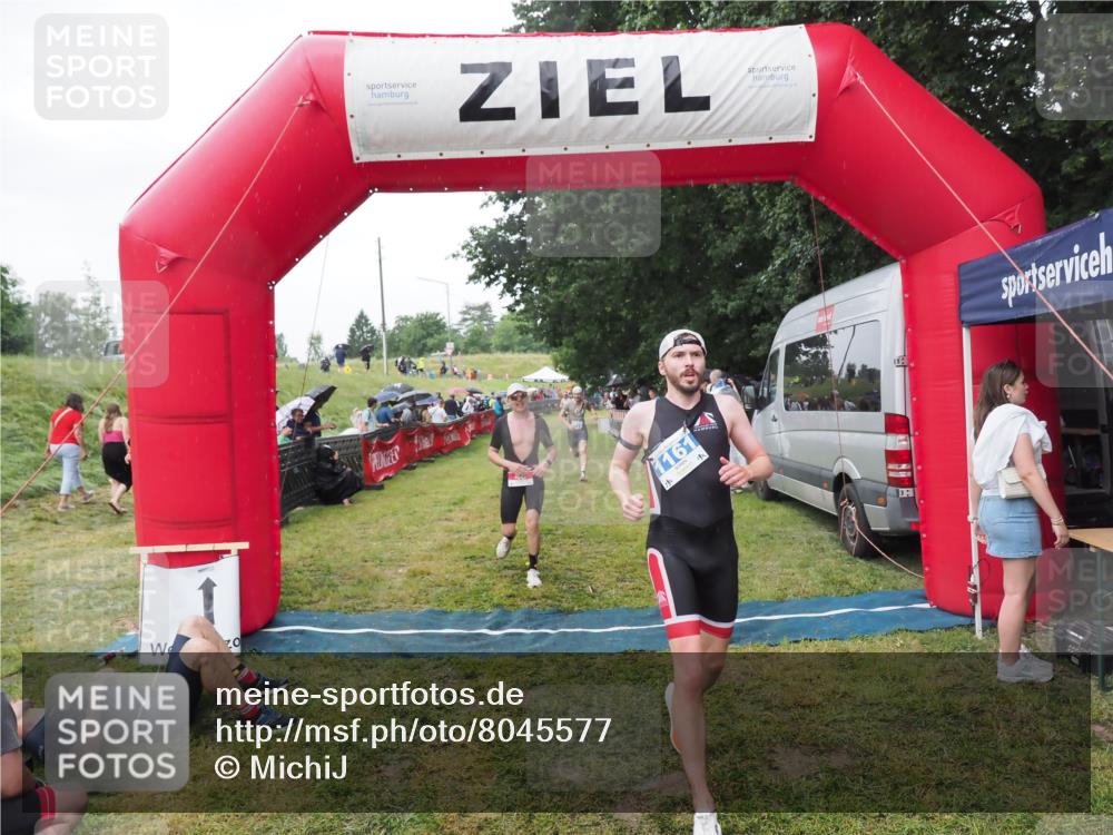 21.06.2025 - 27. Vierlanden-Triathlon MichiJ http://msf.ph/oto/8045577 15.06.2026 13:53:10 Ziel 48, 1128, 1130, 1161 meine-sportfotos.de