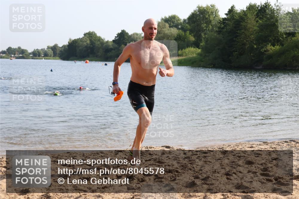 15.06.2025 - 27. Vierlanden-Triathlon Lena Gebhardt http://msf.ph/oto/8045578 15.06.2025 08:39:56 Schwimmen 3 meine-sportfotos.de