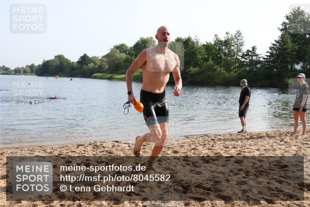 15.06.2025 - 27. Vierlanden-Triathlon Lena Gebhardt http://msf.ph/oto/8045582 15.06.2025 08:39:56 Schwimmen 3 meine-sportfotos.de