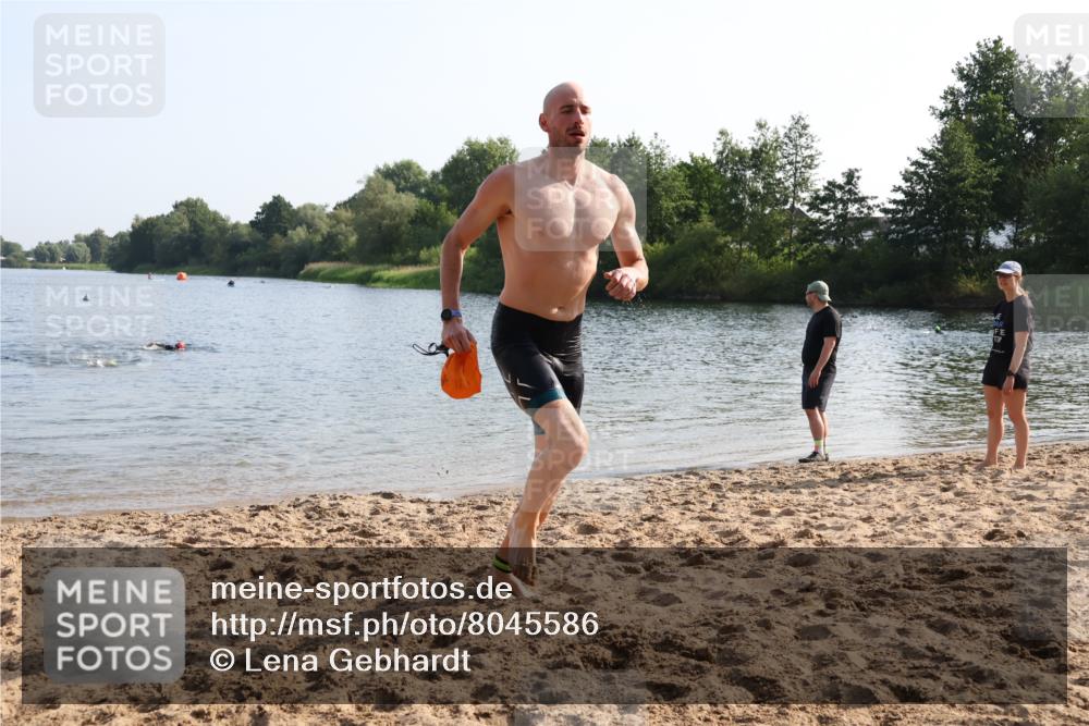 15.06.2025 - 27. Vierlanden-Triathlon Lena Gebhardt http://msf.ph/oto/8045586 15.06.2025 08:39:56 Schwimmen 3 meine-sportfotos.de