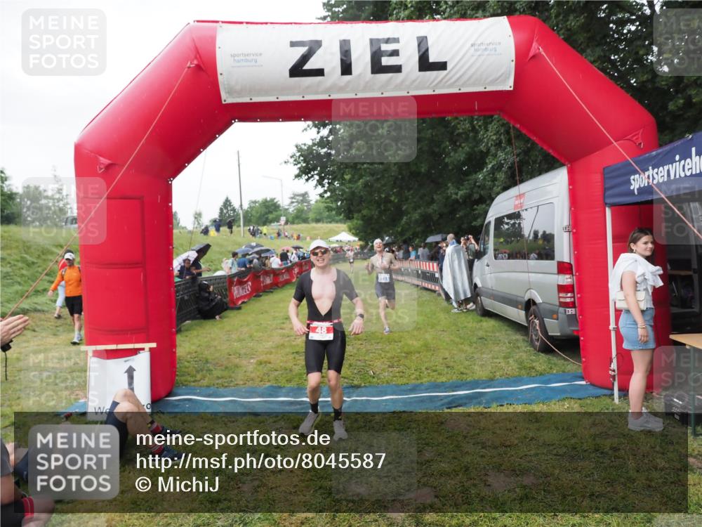 21.06.2025 - 27. Vierlanden-Triathlon MichiJ http://msf.ph/oto/8045587 15.06.2026 13:53:11 Ziel 48, 1128, 1130, 1161 meine-sportfotos.de