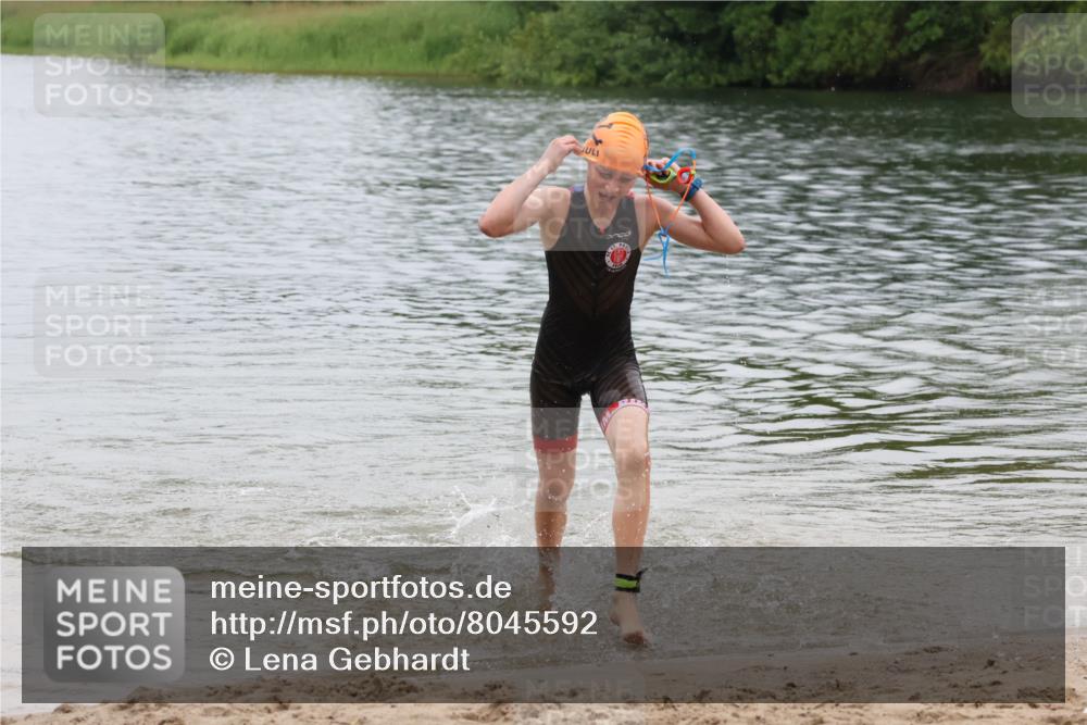 21.06.2025 - 27. Vierlanden-Triathlon Lena Gebhardt http://msf.ph/oto/8045592 15.06.2025 14:50:54 Schwimmen  meine-sportfotos.de