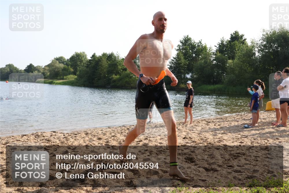 15.06.2025 - 27. Vierlanden-Triathlon Lena Gebhardt http://msf.ph/oto/8045594 15.06.2025 08:39:57 Schwimmen 3 meine-sportfotos.de