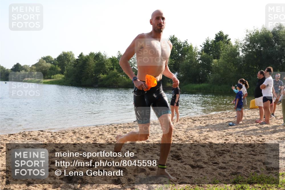 15.06.2025 - 27. Vierlanden-Triathlon Lena Gebhardt http://msf.ph/oto/8045598 15.06.2025 08:39:57 Schwimmen 3 meine-sportfotos.de