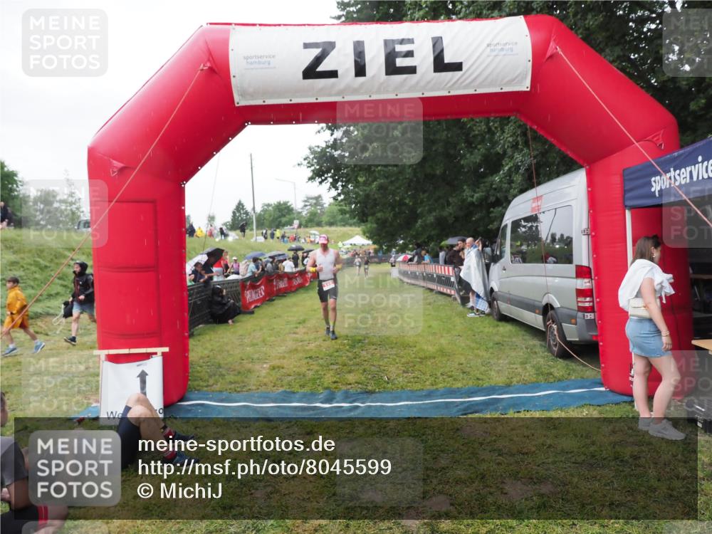 21.06.2025 - 27. Vierlanden-Triathlon MichiJ http://msf.ph/oto/8045599 15.06.2026 13:53:22 Ziel 115 meine-sportfotos.de