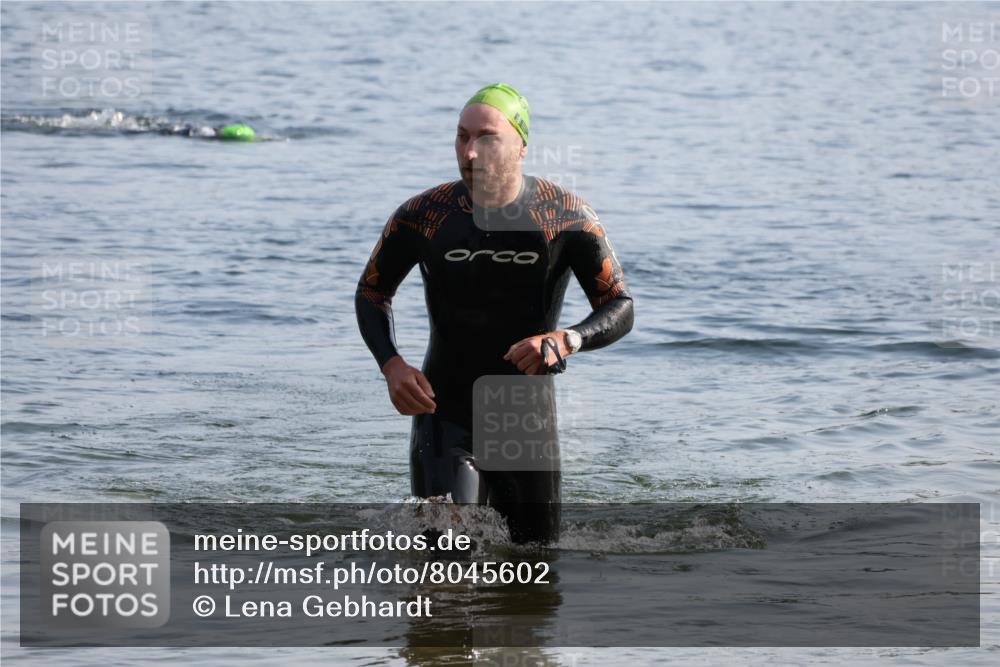 15.06.2025 - 27. Vierlanden-Triathlon Lena Gebhardt http://msf.ph/oto/8045602 15.06.2025 08:40:09 Schwimmen 67, 82 meine-sportfotos.de