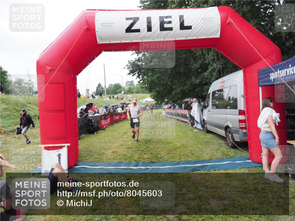 21.06.2025 - 27. Vierlanden-Triathlon MichiJ http://msf.ph/oto/8045603 15.06.2026 13:53:22 Ziel 115 meine-sportfotos.de