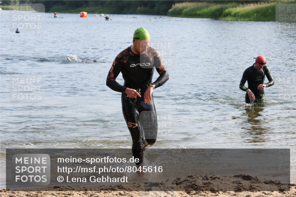 15.06.2025 - 27. Vierlanden-Triathlon Lena Gebhardt http://msf.ph/oto/8045616 15.06.2025 08:40:13 Schwimmen 67, 82 meine-sportfotos.de