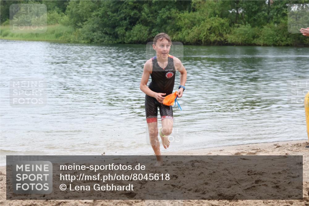 21.06.2025 - 27. Vierlanden-Triathlon Lena Gebhardt http://msf.ph/oto/8045618 15.06.2025 14:50:55 Schwimmen  meine-sportfotos.de